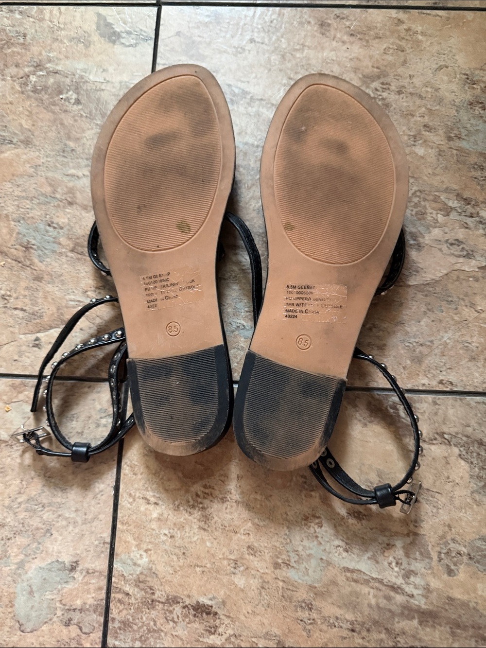 Wild Pair studded flat toe-ring sandals - Picture 3 of 3